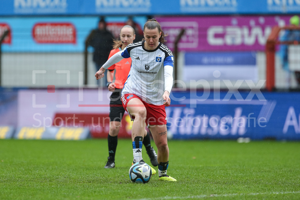 Fussball, 2. Frauen-Bundesliga, SV Meppen - Hamburger SV | v.li.: Larissa Mühlhaus (Hamburger SV, 7) am Ball, Einzelbild, Ganzkörper, Aktion, Action, Spielszene, DIE DFB-RICHTLINIEN UNTERSAGEN JEGLICHE NUTZUNG VON FOTOS ALS SEQUENZBILDER UND/ODER VIDEOÄHNLICHE FOTOSTRECKEN. DFB REGULATIONS PROHIBIT ANY USE OF PHOTOGRAPHS AS IMAGE SEQUENCES AND/OR QUASI-VIDEO.
