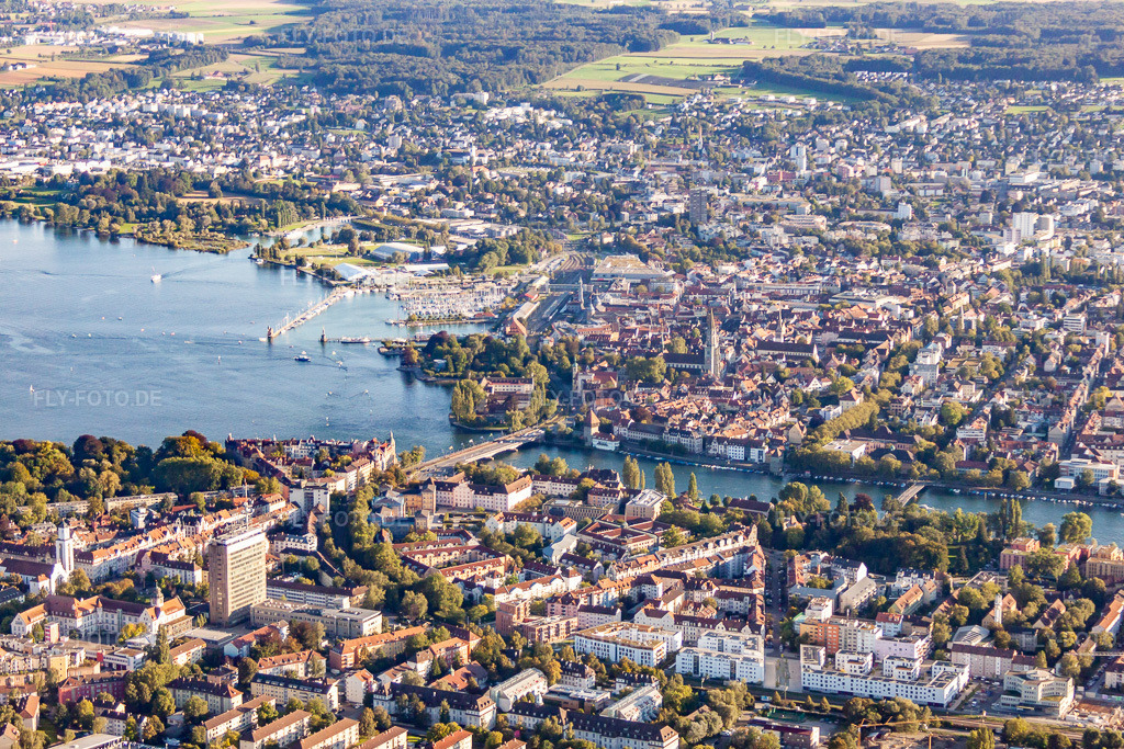 Luftbild: Fluß - Brückenbauwerk über den Rhein am Bodensee im Ortsteil Petershausen-Ost in Konstanz im Bundesland Baden-Württemberg in Deutschland. Foto: IMG_71671.jpg vom 30.08.2014 durch Werner Riehm/FLY-FOTO.de