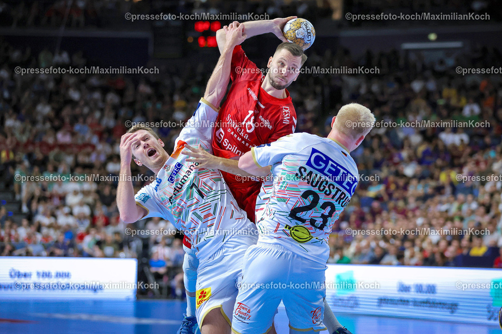 KoeEHF08062401184 | 08.06.2024, Köln, Handball, TruckScout24 EHF FINAL4, Machineseeker Champions League Men, Lanxess-Arena, Halbfinale, SC Magdeburg - Aalborg Handbold: Aleks Vlah (Aalborg Handbold) behauptet sich gegen Felix Claar (SC Magdeburg) und Magnus Saugstrup (SC Magdeburg)