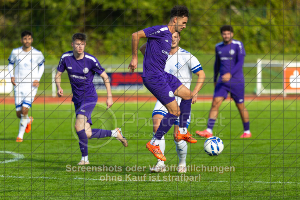 20261010_154154_0531_(c)_by_PhotoPeet | #,1.FC Eislingen (weiß) vs. TSV Bernhausen (lila), Fussball, Landesliga 2 - wfv, 11. Spieltag, Saison 2026/2027, Rasenplatz, Eichbachstation, Haldenstraße, 73054 Eislingen, 10.10.2026 - 15:30 Uhr,Foto: PhotoPeet / Sport- &amp; Eventfotografie / Peter Harich