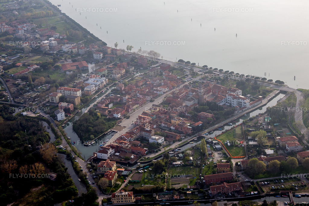 Aerial view: View of the town in Malamocco in the state Veneto, Italy. – Photo: IMG_087526.jpg taken on 04/06/2016 by Werner Riehm/FLY-FOTO.com – Resolution of the original: 5472 x 3648 px