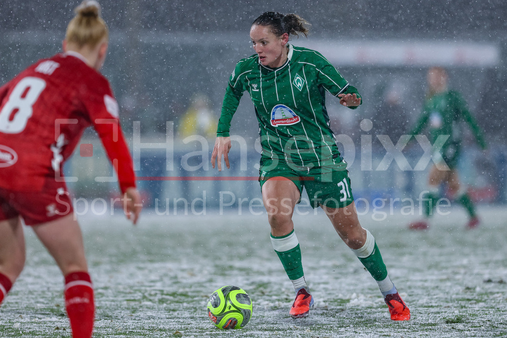 Fussball, Google Pixel Frauen-Bundesliga, SV Werder Bremen - 1. FC Köln | Verena Wieder (SV Werder Bremen, 31) am Ball, Einzelbild, Ganzkörper, Aktion, Action, Spielszene, DIE DFB-RICHTLINIEN UNTERSAGEN JEGLICHE NUTZUNG VON FOTOS ALS SEQUENZBILDER UND/ODER VIDEOÄHNLICHE FOTOSTRECKEN. DFB REGULATIONS PROHIBIT ANY USE OF PHOTOGRAPHS AS IMAGE SEQUENCES AND/OR QUASI-VIDEO.