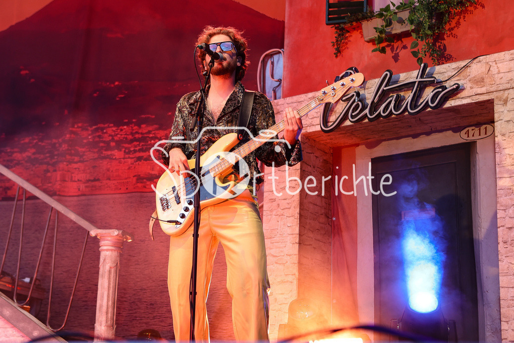 Noiesehausen | Die Band "Roy Bianco &amp; die Abbrunzati Boys" spielen beim Festival "Noisehausen" in Schrobenhausen / Im Bild Basser "Eisensepp"
