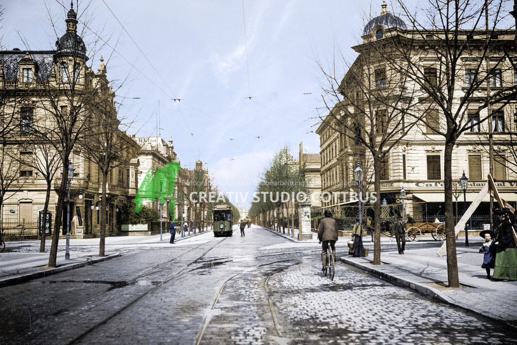 Bahnhofstraße_Ecke Karl-Liebknecht-Straße um 1907 rechts Café Victoria | Cottbuser Ansichten im neuen Gewand. Alte Fotos von schwarz-weiß in Farbe. - Realisiert mit Pictrs.com