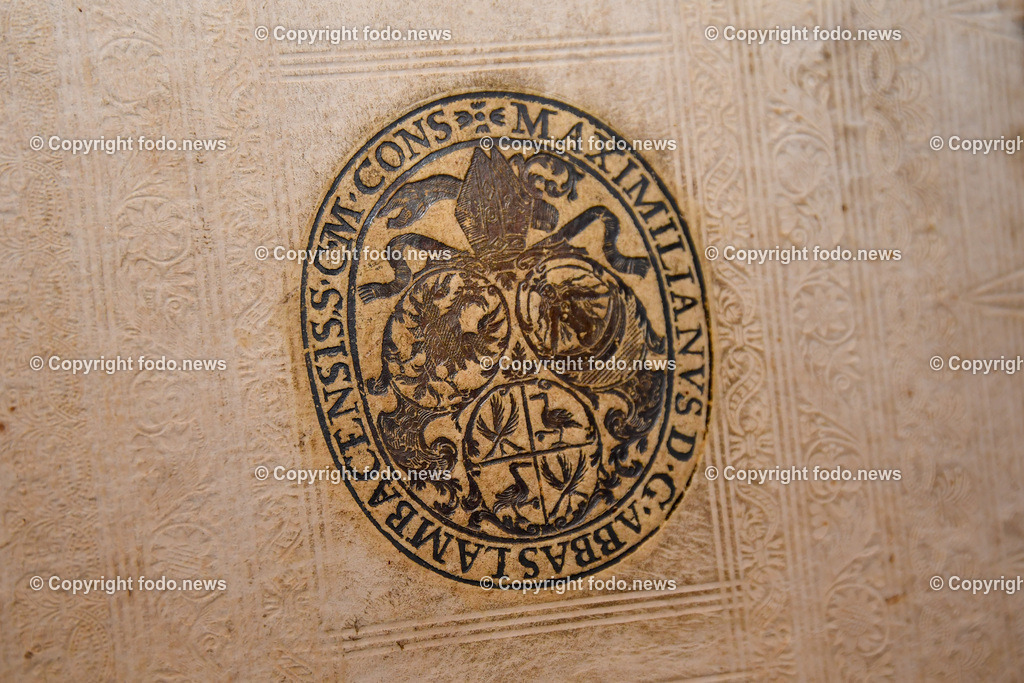 Stift Lambach_ Bibliothek_ 25.08.2022-18 | 25.08.2022, Lambach, AUT, Stift Lambach, Bibliothek, im Bild Wappen in einem Buch