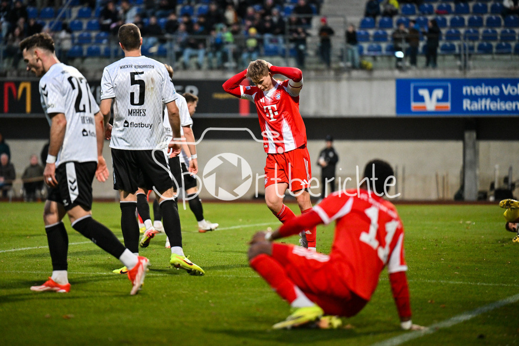 SV Wacker Burghausen - FC Bayern Amateure | BURGHAUSEN, GERMANY - 01. APRIL: im Bild Anton HEINZ (FC Bayern München II 9) der sich über eine vergebene Chance ärgert während dem Match zwischen dem SV Wacker Burghausen und den Amateuren des FC Bayern München am 26. Spieltag der Regionalliga Bayern im Flatbuy Stadion