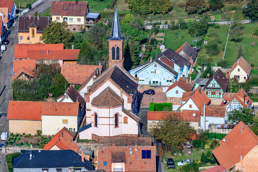 Vue aérienne: Église catholique à Gœrsdorf dans le département Bas Rhin, France – .Photo: IMG_45884.jpg prise le 16/10/2011 par Werner Riehm/FLY-FOTO.eu – Résolution de l'original: 4584 x 3056 px