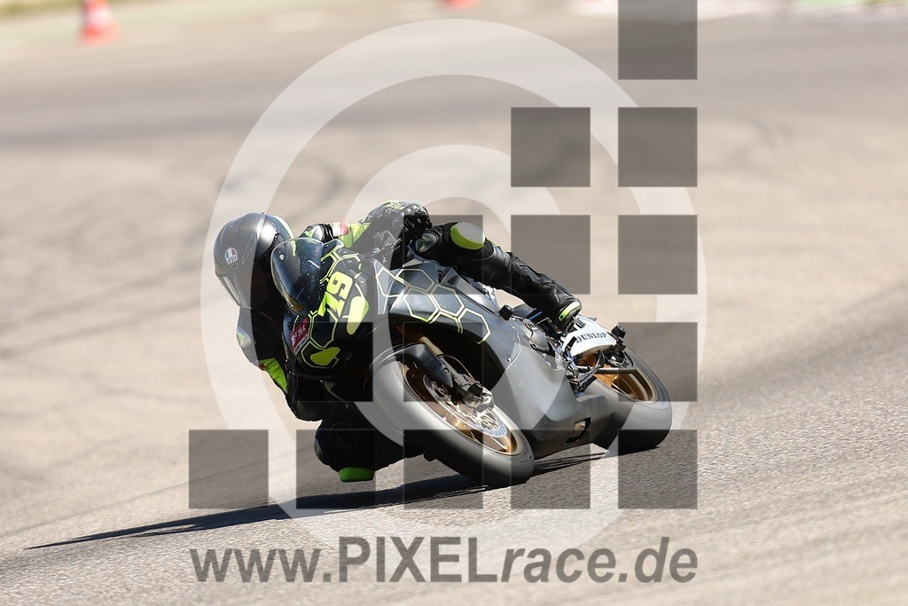 0079-20260426_01439 | Schöne Erinnerungen an spannende Momente - das festzuhalten ist unser Job. PIXELrace.de ist seit 2003 auf den Rennstrecken Europas unterwegs um die Action draußen beim Fahren und die wunderbare Stimmung imm Fahrerlager für euch einzufangen.