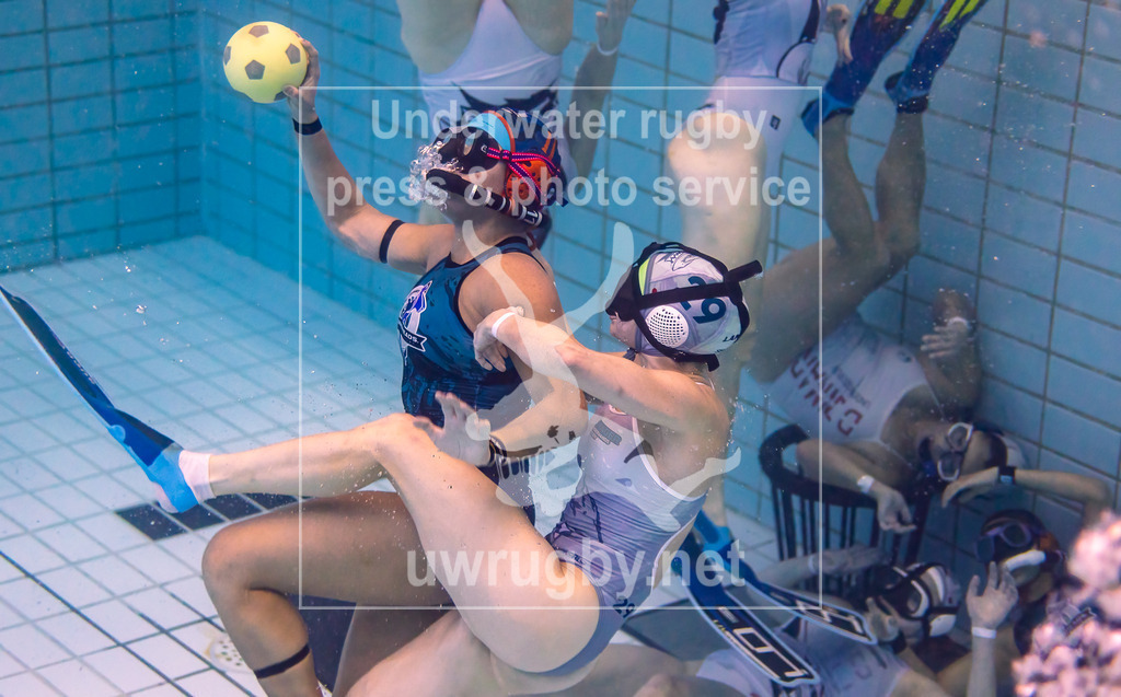 GER, Hammerheads(USA) vs. Amager UVR (Dänemark), Damen, Unterwasser-Rugby, Champions Cup 2024,  24.11.2024 | Luisa Gomez (Hammesheads, #11) sucht eine Anspielposition. - Realisiert mit Pictrs.com