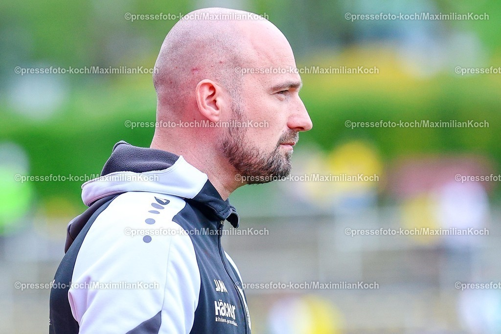 xsefx18042601008 | 18.04.2026, xsefx, Fußball, Regionalliga West, Borussia Dortmund II (U23) - SV Rödinghausen, 30. Spieltag, Stadion Rote Erde, Saison 2025 2026: Lars Fleischer, Trainer Rödinghausen DFB regulations prohibit any use of photographs as image sequences and or quasi-video. Photo: xSabinexEffgenxPressefotoKochx