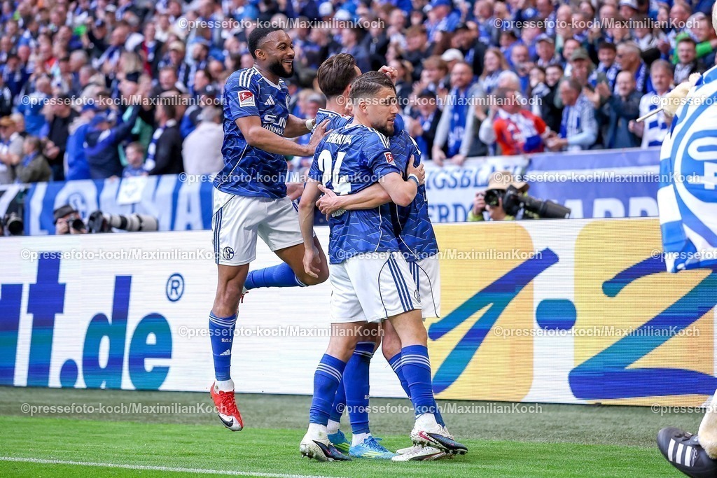 S0419042601014 | 19.04.2026, Fußball, FC Schalke 04 - SC Preußen Münster, 30. Spieltag, 2. Fußball Bundesliga, Veltins-Arena Gelsenkirchen, Saison 2025 2026: Torjubel nach dem Tor zum 1:0 durch Torschütze Kenan Karaman&nbsp;&nbsp;(Schalke04 #19)  DFB regulations prohibit any use of photographs as image sequences and or quasi-video.