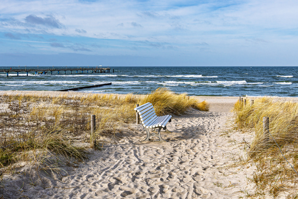 Strandzugang mit Sitzbank an der Küste der Ostsee in Graal Müritz | Strandzugang mit Sitzbank an der Küste der Ostsee in Graal Müritz.