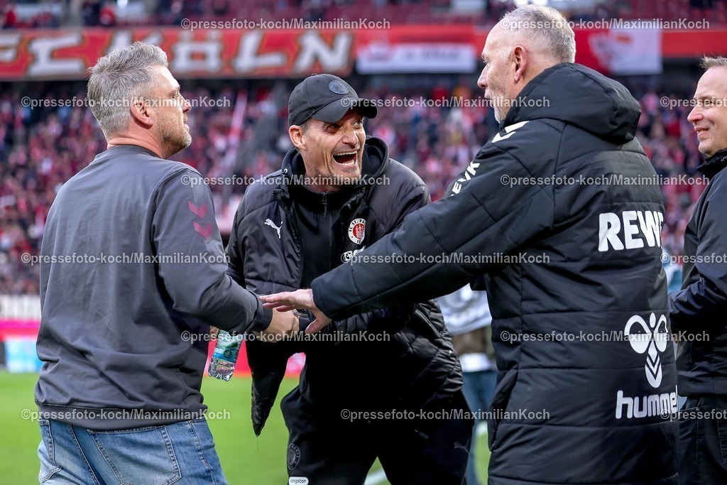 1FC06122501005 | 06.12.2025, Fußball, 1. FC Köln - FC St. Pauli, 1. Fußball Bundesliga, 13. Spieltag, RheinEnergie-STADION, Saison 2025 2026: Cheftrainer Lukas Kwasniok (1FC Koeln #hc) zusammen lachend Umarmung Handshake mit Cheftrainer Alexander Blessin (FC St.Pauli #hc) und Kölns Zeugwart Kresimir Ban DFB regulations prohibit any use of photographs as image sequences and or quasi-video.