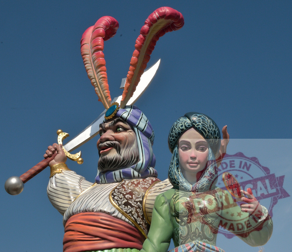 Las Fallas festival Moors and Christians sculpture. Fallas Fiestas Communidad Valenciana | Large traditional Fallas sculpture featuring Moors and Christians characters under blue sky - Realisiert mit Pictrs.com