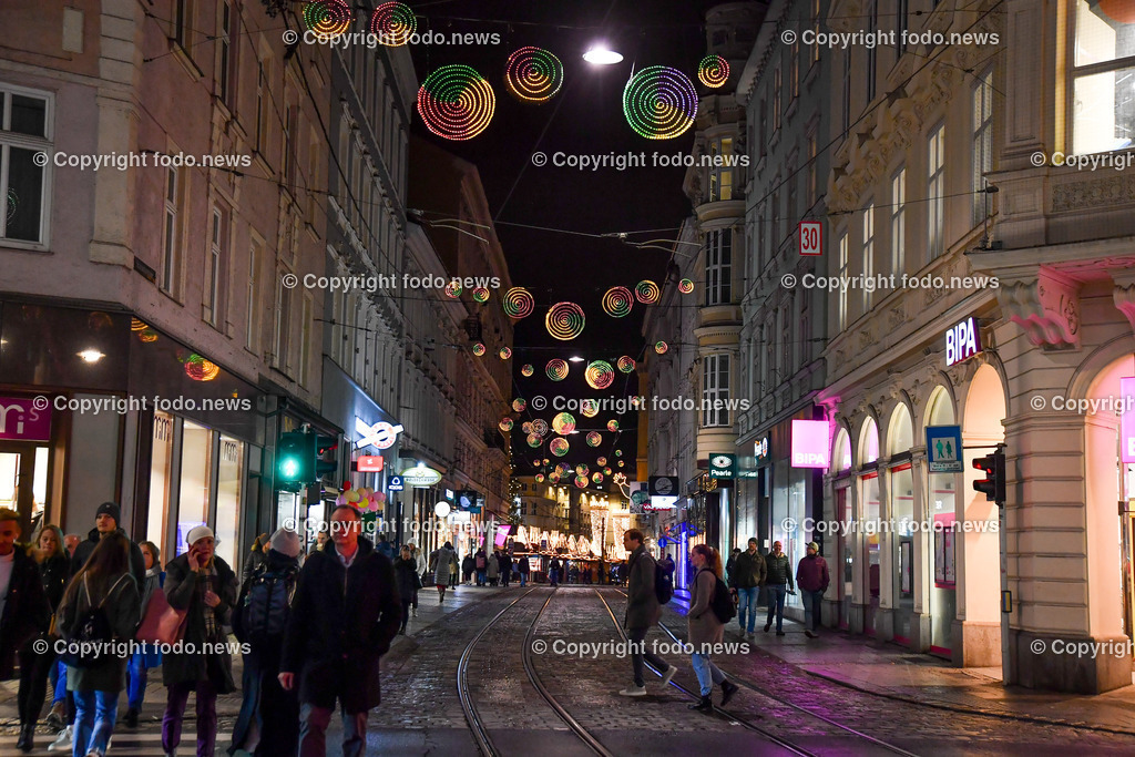 Landstrasse Linz_ Weihnachtsbeleuchtung 2022_ 23.11.2022-4 | 23.11.2022, Landstrasse Linz, AUT, Weihnachten 2022, im Bild Weihnachtsbeleuchtung, Weihnachten, Shopping, Einkauf, Geschenke, Menschen, Adventszeit, Advent, Freude