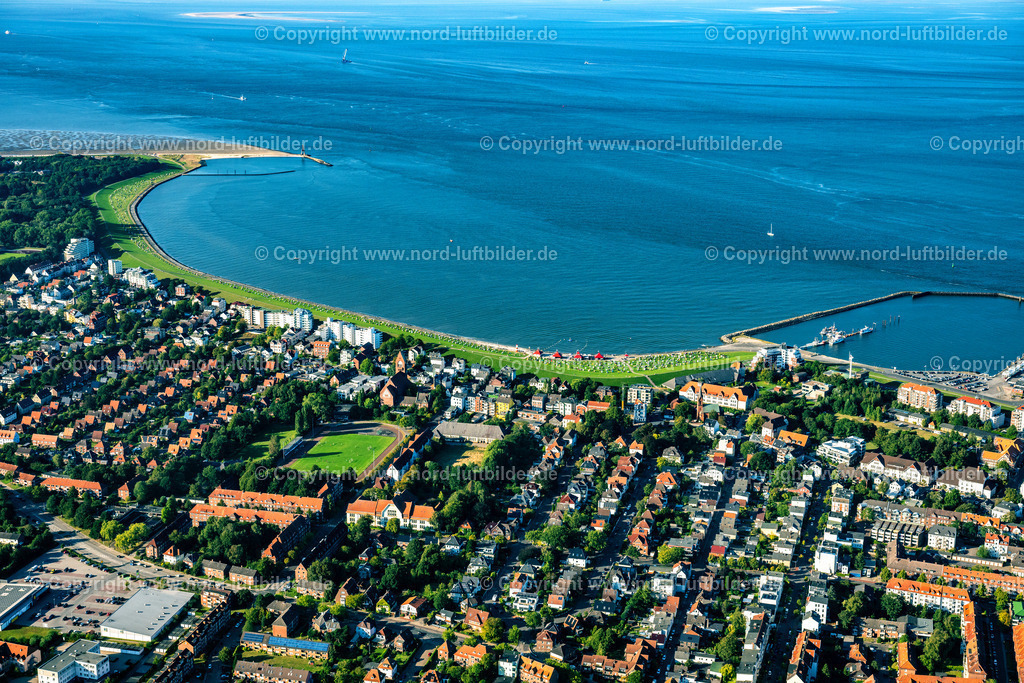 Cuxhaven_Grimmershörner_Bucht_ELS_8361280824 | CUXHAVEN 28.08.2024 Die Grimmershörnbucht mit der Deichanlage Döser Seedeich mit Strandkörben in der Abendsonne in Cuxhaven Döse im Bundesland Niedersachsen. // The Grimmershoernbucht with the dike system Doeser Sea dike with beach chairs in the evening sun in Cuxhaven Doese in the state of Lower Saxony. Foto: Martin Elsen