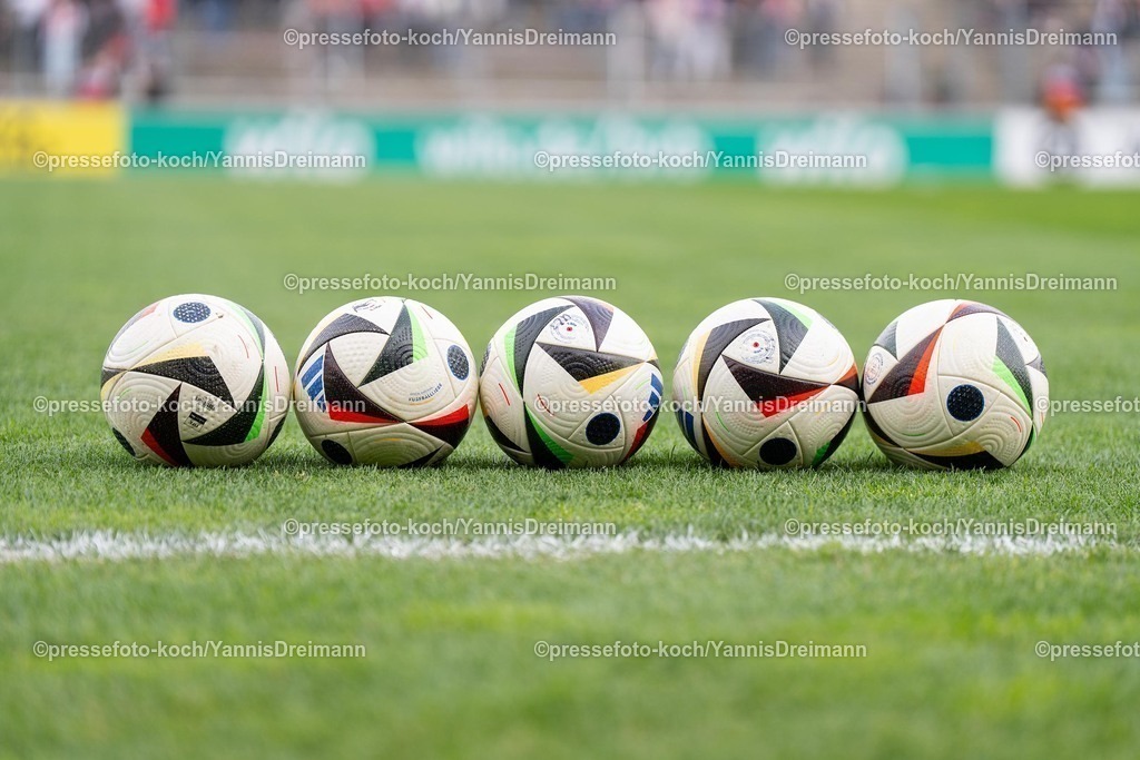 xydr13042501079 | 13.04.2025, xydrx, Fußball, Borussia Dortmund II - FC Energie Cottbus, 3.Liga, Stadion Rote Erde, Saison 2024 2025: Spielbälle, Feature, Symbolbild DFB regulations prohibit any use of photographs as image sequences and or quasi-video.
