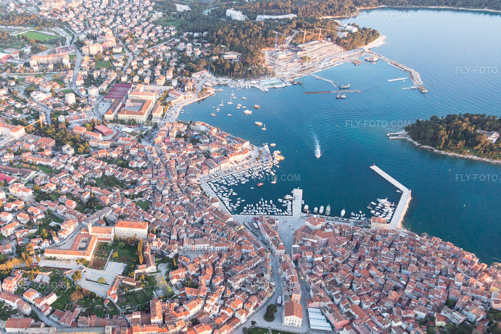 Aerial view: View of the town in Rovinj in the state Gespanschaft Istrien, Croatia. – Photo: IMG_106179.jpg taken on 04/13/2018 by Werner Riehm/FLY-FOTO.com – Resolution of the original: 4083 x 2722 px