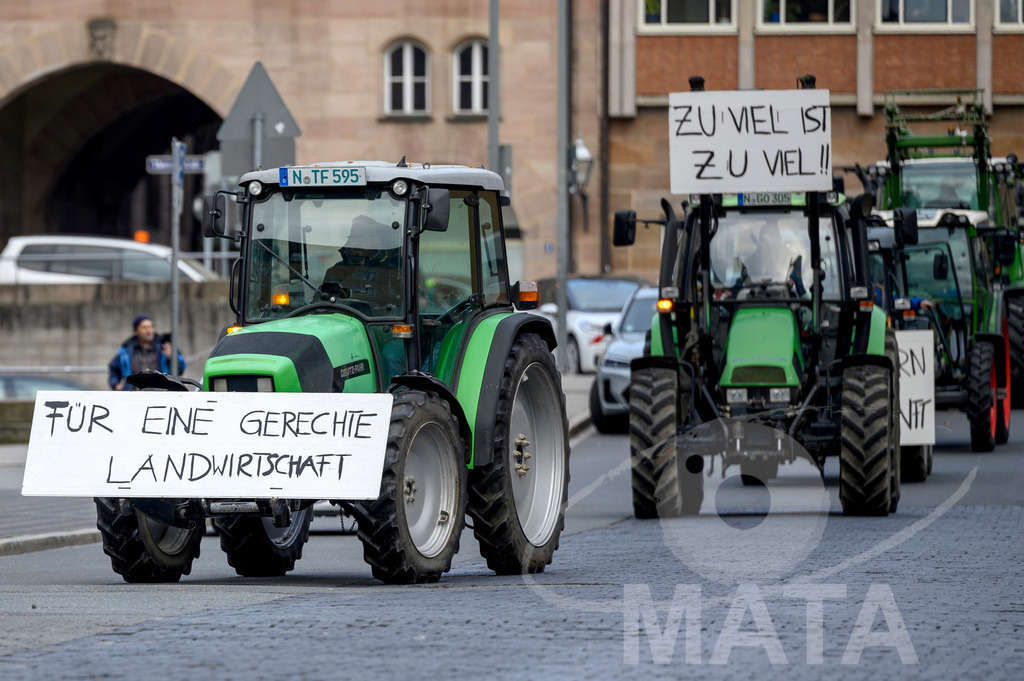 _DWA4183 | Bauerndemo gegen Agrarpolitik der Bundesregierung  auf dem Straße Obstmarkt und Hauptmarkt . Nürnberg, 08.01.2024 - Realisiert mit Pictrs.com
