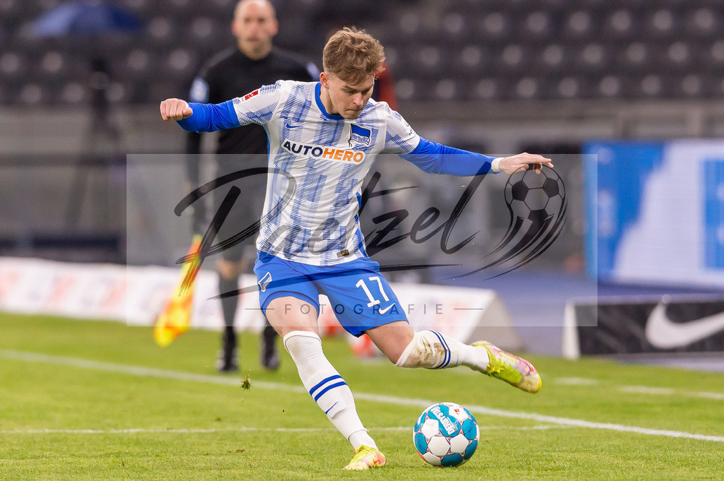 HERBOC20220204_206 | Fussball, Herren: Maximilian Mittelstaedt (Hertha BSC) in Aktion, am Ball, Einzelaktion bei dem Spiel der 1. Bundesliga zwischen Hertha BSC und VfL Bochum im Olypiastadion am 04.02.2022 in Berlin, Deutschland.DFB / DFL REGULATIONS PROHIBIT ANY USE OF PHOTOGRAPHS AS IMAGE SEQUENCES AND/OR QUASI-VIDEO. - Realisiert mit Pictrs.com