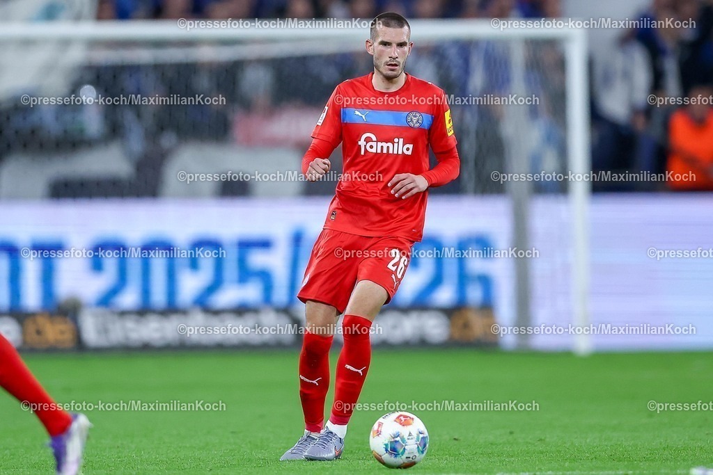 S0413092501075 | 13.09.2025, Fußball, FC Schalke 04 - Holstein Kiel, 5.Spieltag, 2. Fußball Bundesliga, Veltins-Arena Gelsenkirchen, Saison 2025 2026: David Zec (Holstein Kiel #26) DFB regulations prohibit any use of photographs as image sequences and or quasi-video.