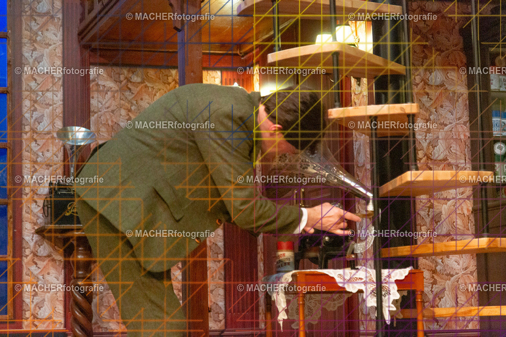 104_MFL-2025 | Portraitbilder von Regisseur; Darsteller; Techniker; Maske; Kostüme; Chor; Musiker; Bilderserie der Generalprobe und der Premierenvorstellung, Szenenbilder; Ausdrucksstudien; Bühnenüberblick; Bühnenkulissen; Pressefotos inkl. Redaktionsfoto Darstellergruppe.