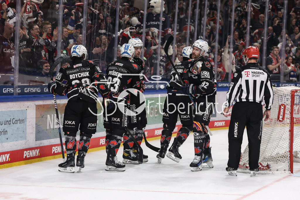 Eisbären Berlin - Augsburger Panther | Wieder jubeln die Eisbaeren / das Tor zum 4-2 durch Julian MELCHIORI (EBB #44) / Freude / Treffer / Torschuezte