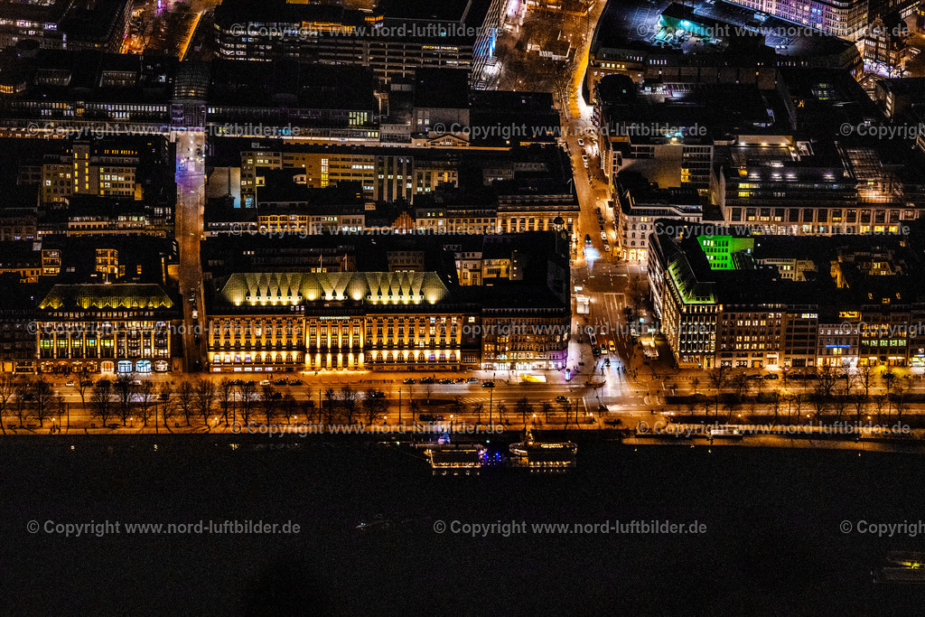 Hamburg_Alster_Hotel_Vier_Jahreszeiten_Nachtaufnahme_ELS_6151060325 | HAMBURG 06.03.2025 Nacht- Lichter und Beleuchtung Gebäudekomplex der Hotelanlage " Fairmont Hotel Vier Jahreszeiten " am Neuer Jungfernstieg am Ufer der Binnenalster in Hamburg, Deutschland. // Night lighting complex of the hotel building " Fairmont Hotel Vier Jahreszeiten " on Neuer Jungfernstieg in Hamburg, Germany. Foto: Martin Elsen