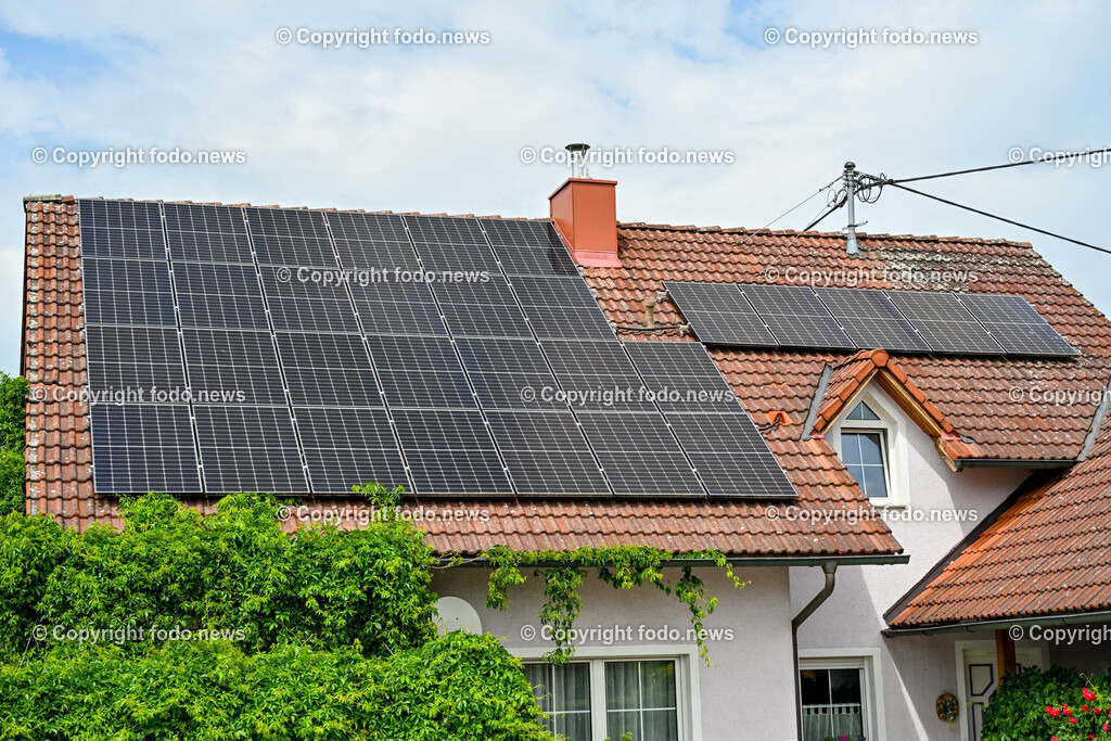 PV Anlage_ Photovoltaik_ 21.05.2024-3 | 21.05.2024, Hoersching, AUT, Photovoltaik, im Bild PV Anlage, Photovoltaik, Solaranlage, Solarpanele, Hausdach, Energie, Sonnenstrom, Energieerzeugung, Autark, Strom, Versorgung, Reihenhaus, Siedlung