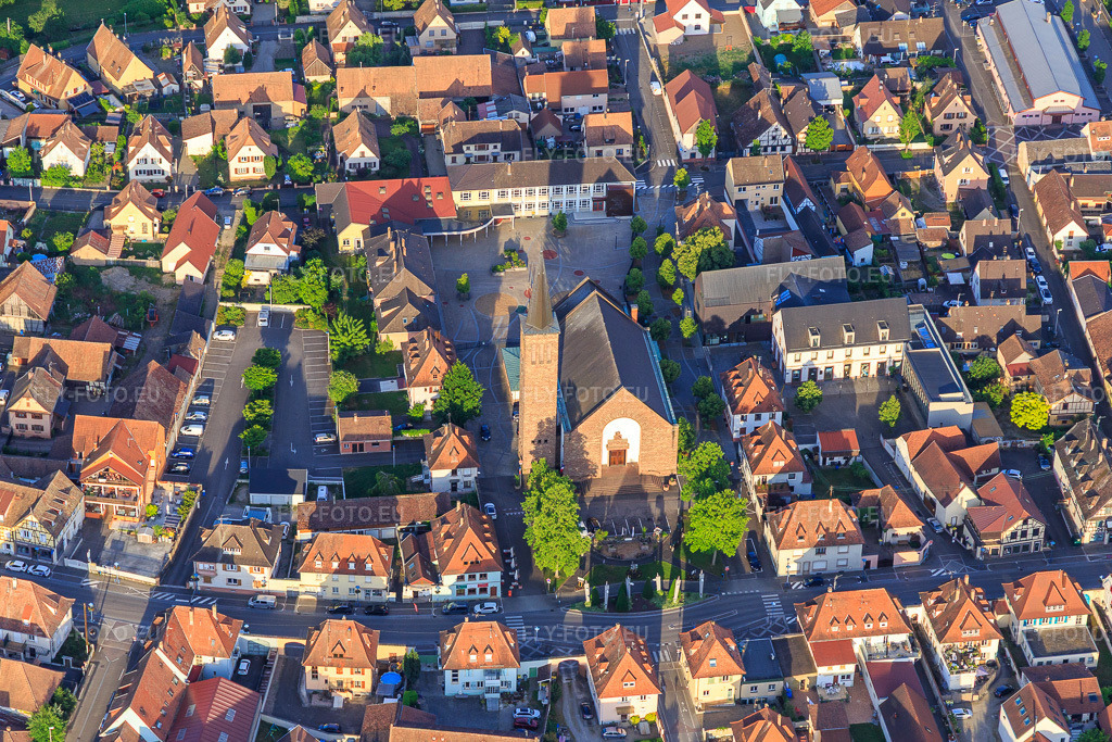 Vue aérienne: Église catholique Saint-Georges de Marckolsheim à Marckolsheim dans le département Bas Rhin, France. Photo: IMG_147376.jpg prise le 29/05/2025 par Werner Riehm/FLY-FOTO.eu – Résolution de l'original: 5227 x 3485 px