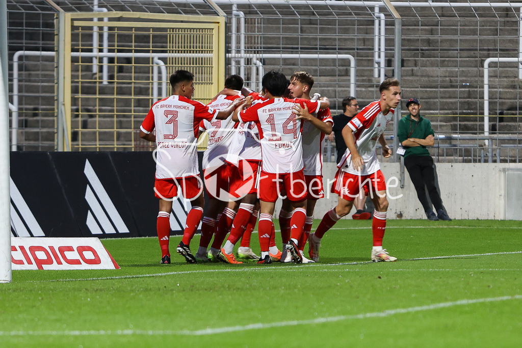 FC Bayern Amateure - FC Memmingen | Jubel der Amateure nach dem Treffer zum 3-2 durch Younes AITAMER (FCB #17) / Freude / Tor