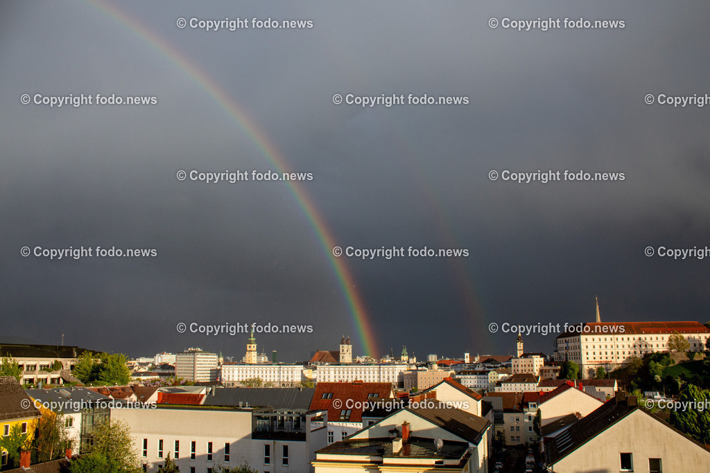 Regenbogen_ Regenwetter_ Linz_ Skyline_ 17.04.2024-3 | 17.04.2024, Linz, AUT, Regenbogen, Skyline, im Bild Regenbogen, Regenwetter, Himmel, Finster, Dunkel, Wolken, Gewitter, Sonne, Linz, Skyline