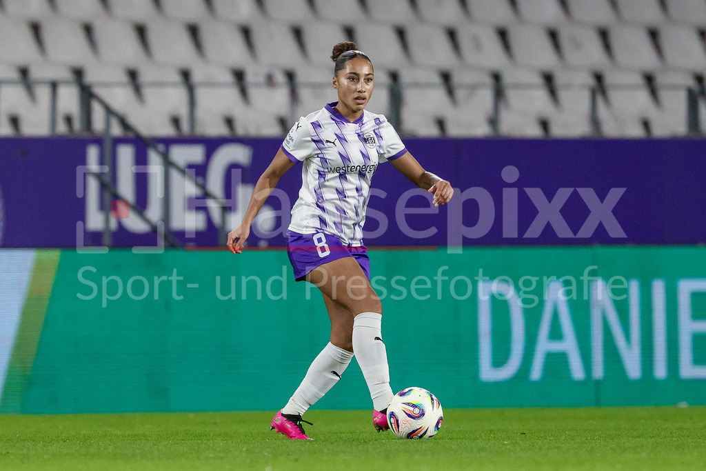 Fussball, Google Pixel Frauen-Bundesliga, SGS Essen - SV Werder Bremen | Vanessa Fürst (SGS Essen, 8) am Ball, Freisteller, Einzelbild, Ganzkörper, Aktion, Action, Spielszene, DIE DFB-RICHTLINIEN UNTERSAGEN JEGLICHE NUTZUNG VON FOTOS ALS SEQUENZBILDER UND/ODER VIDEOÄHNLICHE FOTOSTRECKEN. DFB REGULATIONS PROHIBIT ANY USE OF PHOTOGRAPHS AS IMAGE SEQUENCES AND/OR QUASI-VIDEO.