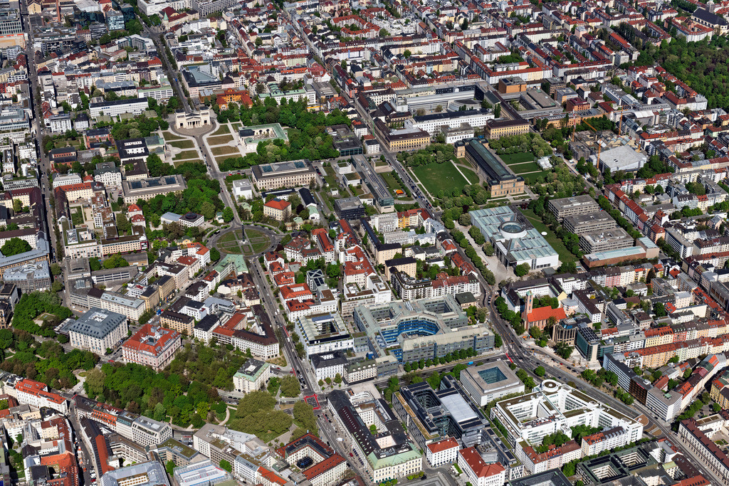 dr__0062817.jpg | MüNCHEN 29.04.2025 Innenstadtbereich des Museumsiertel mit der Pinakothek der Moderne u nd der Alten Pinakothek im Stadtgebiet in München im Bundesland Bayern, Deutschland. // District of Museumsiertel in the city in Munich in the state Bavaria, Germany. Foto: Daniel Reiter