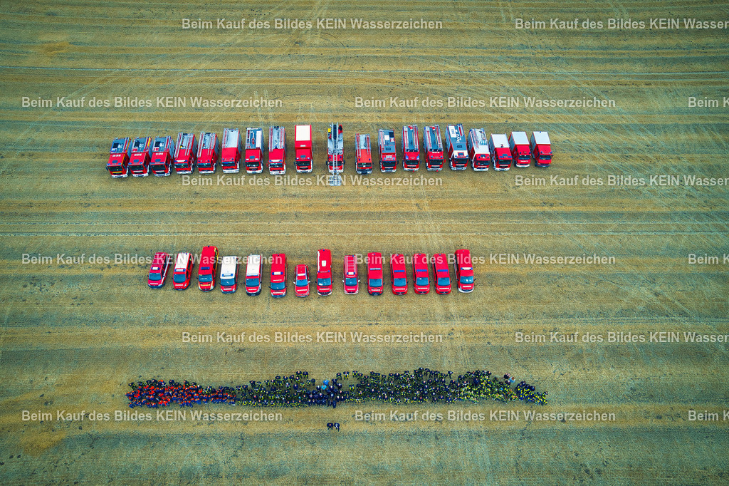 feuerwehr-börde-2_0070 | 

Bei diesem Fototermin kommen zahlreiche Kameradinnen und Kameraden mit ihren Einsatzfahrzeugen zu einem gemeinsamen Gruppenfoto zusammen. Rund 300 Feuerwehrleute und etwa 30 Einsatzfahrzeuge werden dabei aus der Luft fotografiert.

Die Aufnahme soll vor allem eines zeigen: die Menschen hinter der Feuerwehr. Menschen, die ihre Freizeit investieren, Verantwortung übernehmen und im Ernstfall für andere da sind.

Das Gruppenfoto wird hier als besonderes Erinnerungsstück angeboten. Wer selbst dabei war, kann sich sein persönliches Exemplar als hochwertiges Wandbild bestellen – zum Beispiel als Leinwand, Acrylglas oder Alu-Dibond. Auch für Feuerwehrhäuser, Gerätehäuser, Familien und Feuerwehrkameraden ist das Bild eine schöne Erinnerung an diesen besonderen gemeinsamen Termin.
 - Realisiert mit Pictrs.com