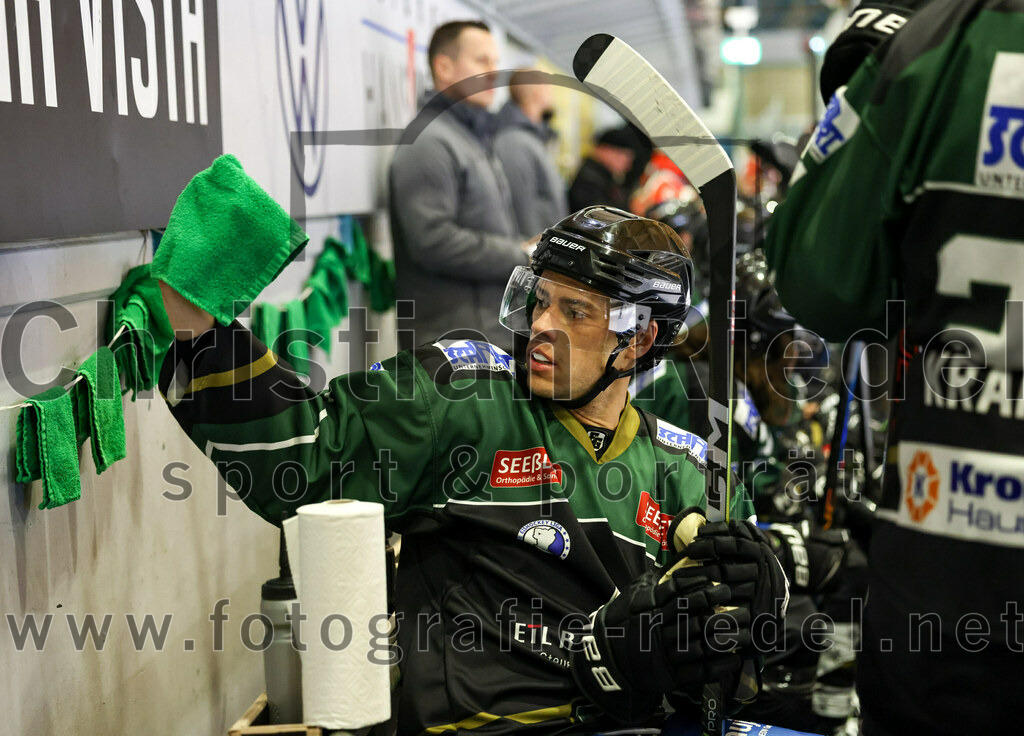 2022-12-09_138_TSV_Erding_gegen_EHC_Waldkraiburg | Erding, Deutschland, 09.12.2022:
Eishockey, Bayernliga 2022 / 2023, 19. Spieltag, TSV Erding gegen EHC Waldkraiburg, Endergebnis: 9:2

Mark Waldhausen (Erding Gladiators, #27)

Foto: Christian Riedel / fotografie-riedel.net