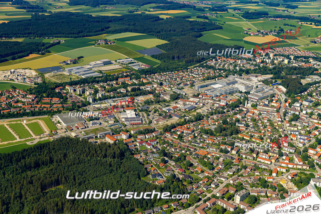Aktuelles Luftbild von  Traunreut - Die Luftaufnahme wurde 2022 mittels UL-Flugzeug erstellt ( keine Drohne ) - hochauflösende Kamera-Systeme von  Canon -Beste Qualität - Für grossformatige Ausdrucke geeignet. Die Geschenkidee !