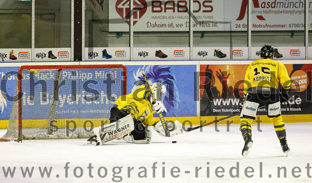 2023-02-10_038_TSV_Erding_gegen_ERSC_Amberg | Erding, Deutschland, 10.02.2023:
Eishockey, Bayernliga Meisterrunde Gruppe B 2022 / 2023, 3. Spieltag, TSV Erding gegen ERSC Amberg, Endergebnis: 6:3

Torwart Timon Bätge (ERSC Amberg, #31), Leon Koppitz (ERSC Amberg, #15)

Foto: Christian Riedel / fotografie-riedel.net