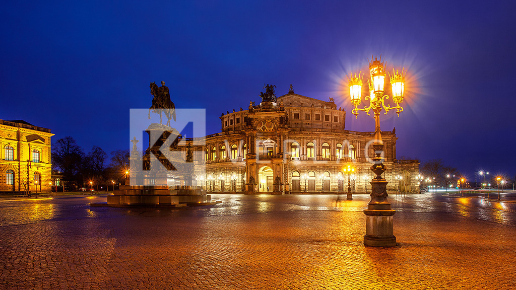 Theaterplatz-Semperoper-Nacht_IMG_5972 | Blick auf den Theaterplatz mit Semperoper bei Nacht - Realisiert mit Pictrs.com