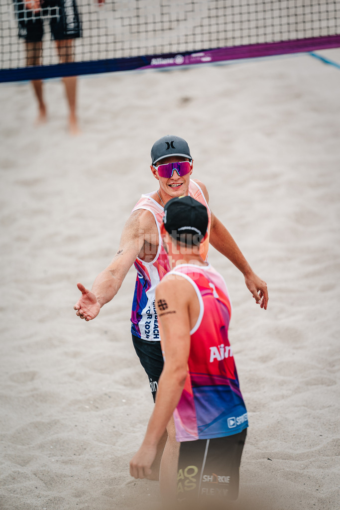 Beachvolleyball | Männer | Allianz German Beach Tour 2024 | Tourstop Kühlungsborn 2 | 16.08.2024 | Robin Sowa hinten klatscht ab mit Benedikt Sagstetter vorne