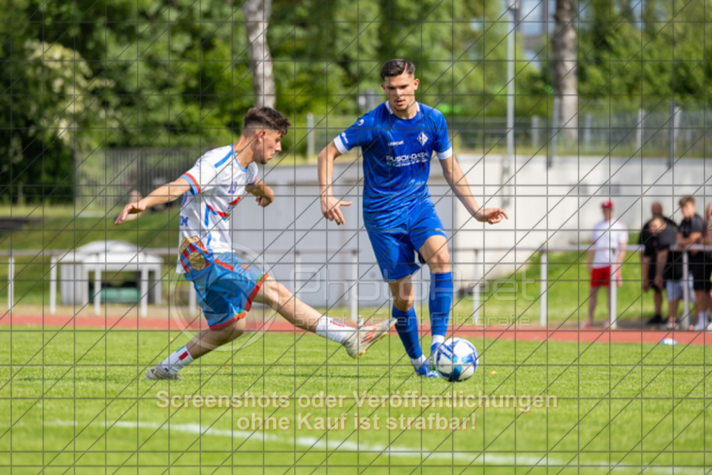 20250601_162426_0351 | #,1.FC Eislingen (blau) vs. AC Catania Kirchheim (weiß), Fußball, Bezirksliga - Bezirk Neckar/Fils, 29. Spieltag, Saison 2024/2025, Rasenplatz, Eichbachstation, Haldenstraße, 73054 Eislingen, 01.06.2025 - 15:00 Uhr,Foto: PhotoPeet-Sportfotografie/Peter Harich