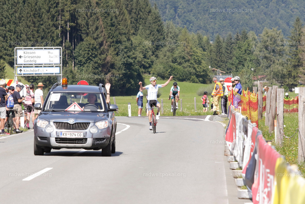 906_20230817_Bewerb_Maenner_Muehlanger | AUT - OESTERREICH, 2023-08-16: SPORT RENNRAD-FAHREN - 55. INTERNATIONALER RADWELTPOKAL IN ST. JOHANN IN TIROL  - Vintage-Radrennen mit WM-Bronze-Medaillen-Siegerin Christina Schweinberger, den Teilnehmer und Alexander Baumann (vom Orginastions-Team) - TAG 2 BEWERB MAENNER IN SECHS GRUPPEN  ; Foto: Roland Muehlanger