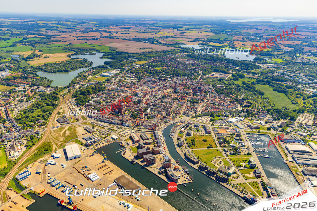 Klassische Luftaufnahme ohne Drohne zeigt:Altstadt bei Wismar - Die Luftbildaufnahme wurde 2025 vom UL-Flugzeug heraus erstellt ( keine Drohnenaufnahme ) - Hochauflösende Luftaufnahme -Nicht vergleichbar mit Google Maps oder Satelittenbilder- Die Geschenkidee !Mit Lizenz und Bildrechte bestellbar