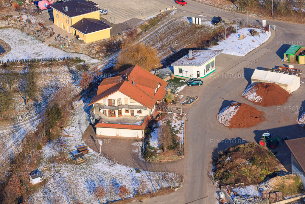 Luftbild: Kompostwerk Frank GmbH im Ortsteil Neuenbürg in Kraichtal im Bundesland Baden-Württemberg in Deutschland. Foto: IMG_48753.jpg vom 06.02.2012 durch Werner Riehm/FLY-FOTO.deAuflösung des Originals: 4752 x 3168 pxFrank GmbH Kraichtal - Rindenmulch - Pflanzenerde - Komposterde