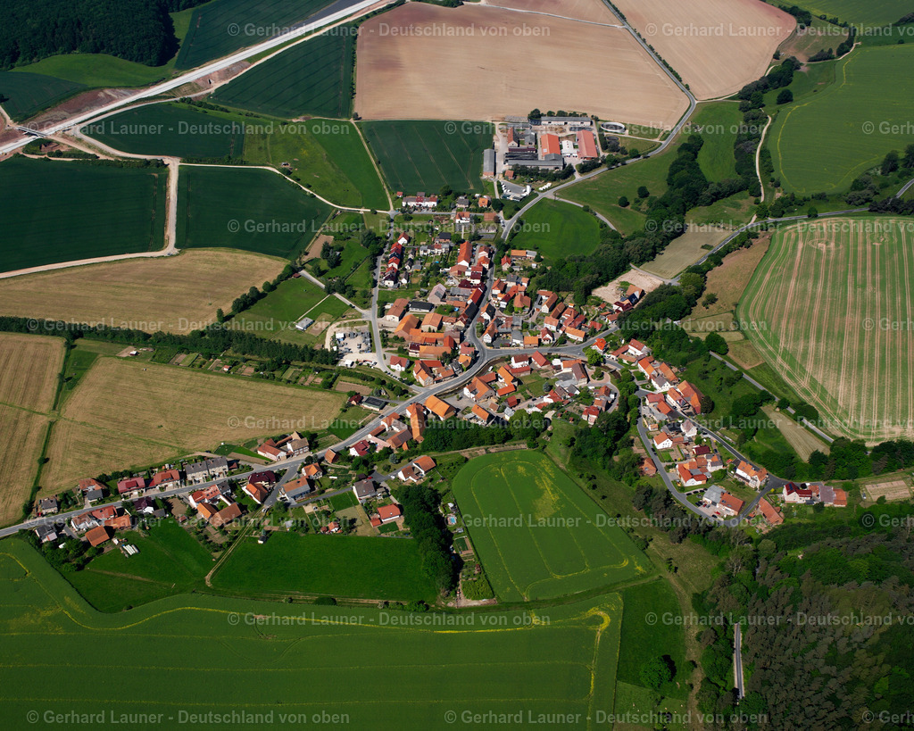 2634018 | MENGELRODE 09.06.2006 Landwirtschaftliche Nutzflächen und Feldgrenzen  umsäumen das Siedlungsgebiet des Dorfes in Mengelrode im Bundesland Thüringen, Deutschland // Agricultural land and field boundaries surround the settlement area of the village  in Mengelrode in the state Thuringia, Germany Foto: Gerhard Launer
