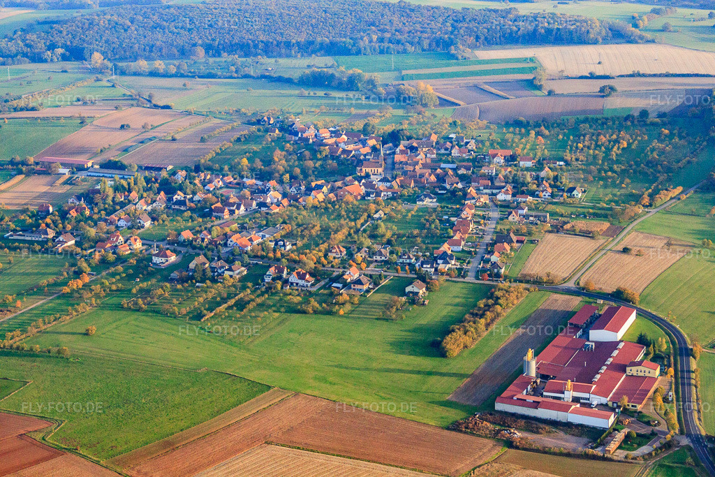 Luftbild: Ortsansicht aus Norden in Dieffenbach-lès-Wœrth im Bundesland Bas-Rhin in Frankreich. – Foto: IMG_54215.jpg vom 21.10.2012 durch Werner Riehm/FLY-FOTO.de – Auflösung des Originals: 4752 x 3168 px