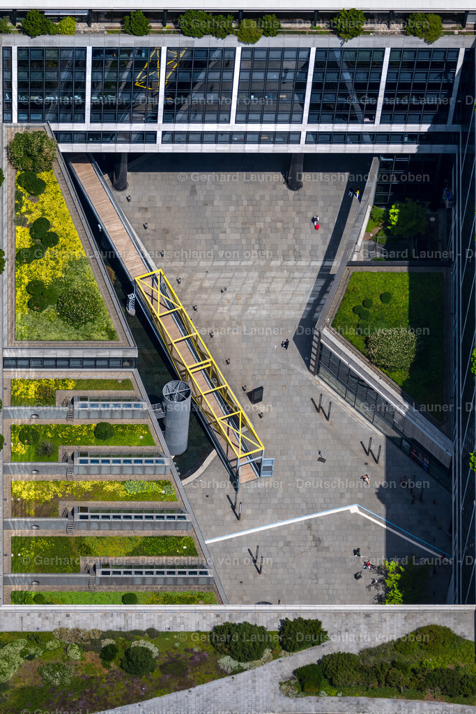 4046447 | STUTTGART 19.07.2021 Banken- Verwaltungsgebäude des Finanzdienstleistungs- Unternehmens " LBBW Landesbank Baden-Württemberg " Am Hbf im Ortsteil Europaviertel in Stuttgart im Bundesland Baden-Württemberg, Deutschland. Weiterführende Informationen bei: HALFKANN + KIRCHNER Beratende Ingenieure für Brandschutz PartGmbB,  Landesbank Baden-Württemberg,  WWA Architekten. // Banking administration building of the financial services company " LBBW Landesbank Baden-Wuerttemberg " in the district Europaviertel in Stuttgart in the state Baden-Wuerttemberg, Germany. Further information at: HALFKANN + KIRCHNER Beratende Ingenieure fuer Brandschutz PartGmbB,  Landesbank Baden-Wuerttemberg,  WWA Architekten. Foto: Gerhard Launer