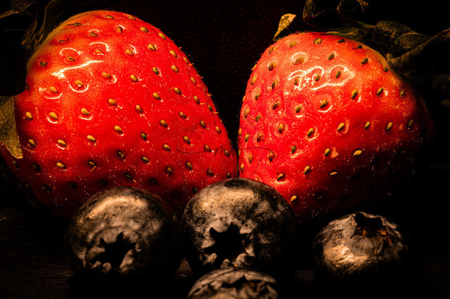 Erdbeeren und Heidelbeeren | Professionelle Natur- & Landschaftsfotos als Poster, auf Leinwand & viele mehr. Wähle aus einer Vielzahl an Formaten & Materialien Dein perfektes Bild. - Realisiert mit Pictrs.com