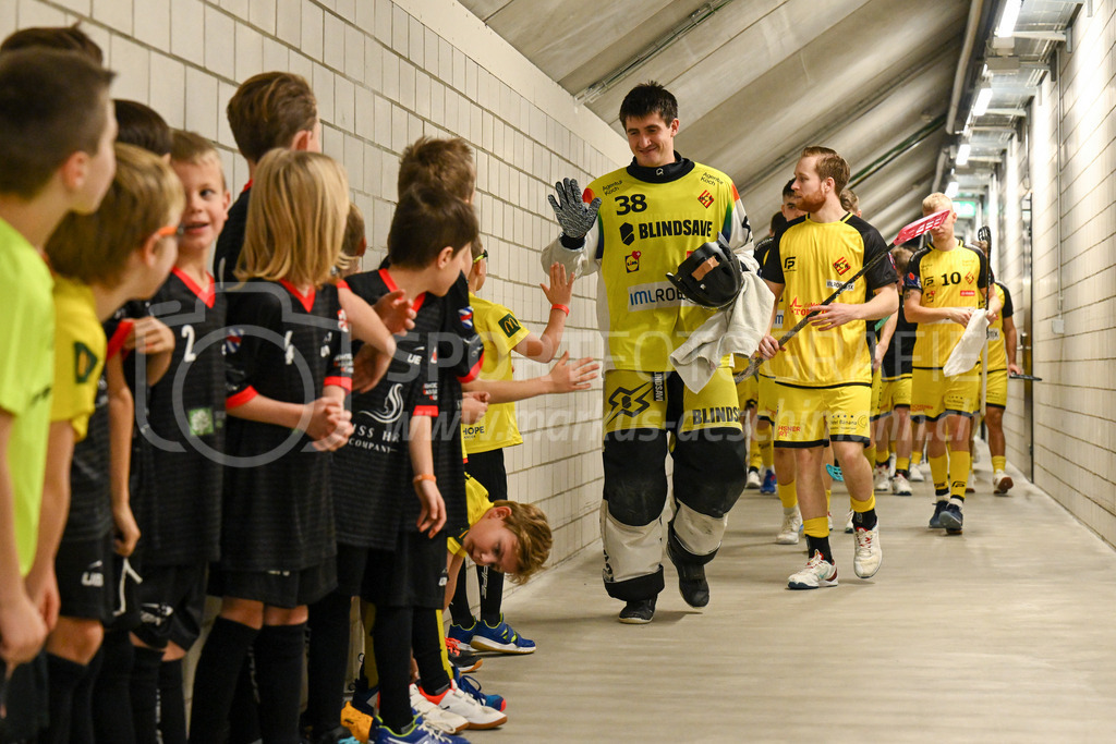 HC Rychenberg vs Floorball Köniz - 18. Dezember 2022 | HC Rychenberg vs Floorball Köniz
AXA Arena, Winterthur
Luca Locher (#38 HC Rychenberg) begrüsst die Einlaufkids.
Bild: Sportfotografie Markus Aeschimann | www.markus-aeschimann.ch - Realisiert mit Pictrs.com