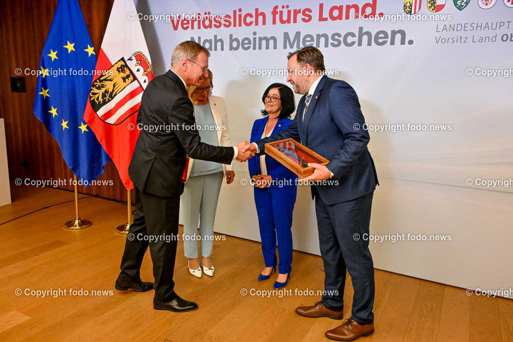 Pressekonferenz Land Ooe_ Oberoesterreich uebernimmt den Vorsitz in der Landeshauptleute-Konferenz_ 03.07.2024-84 | 03.07.2024, Linz, AUT, Pressekonferenz Land Ooe, Oberoesterreich uebernimmt den Vorsitz in der Landeshauptleute-Konferenz, im Bild Thomas Stelzer (VP, Landeshauptmann Oberoesterreich), Johanna Mikl-Leitner (VP, Landeshauptfrau Niederoesterreich), Margit Goell (VP, Mitglied des Bundesrates), Franz Ebner (VP, Praesident des Bundesrates)